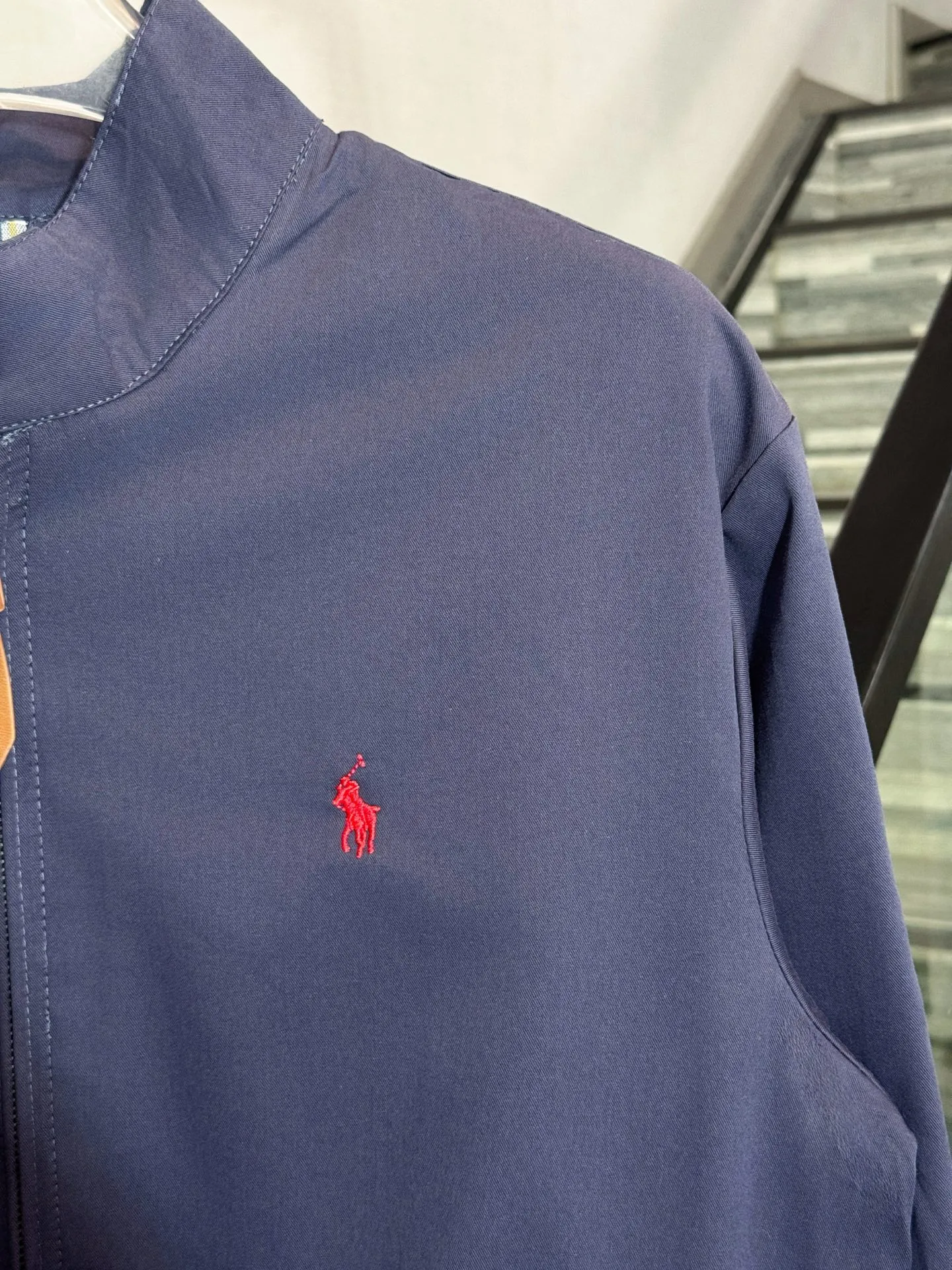 P320 Style number: HE304 Ralph Lauren - Ralph Lauren old money style small label classic mesh jacket. The fabric is made of pure cotton workwear fabrics. The upper body is three-dimensional and stylish. It is a versatile style in autumn. There is a Ralph Lauren small logo embroidered on the chest. Customized original letter hardware zipper. The inside is renamed old money style sub-fabric. It is made from the original version and comes with three labels. You can buy it with confidence. Color: Navy/Khaki Size: S M L XL